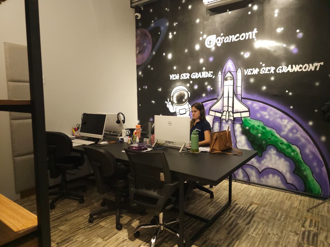 Colaboradora em atendimento no escritório Grancont