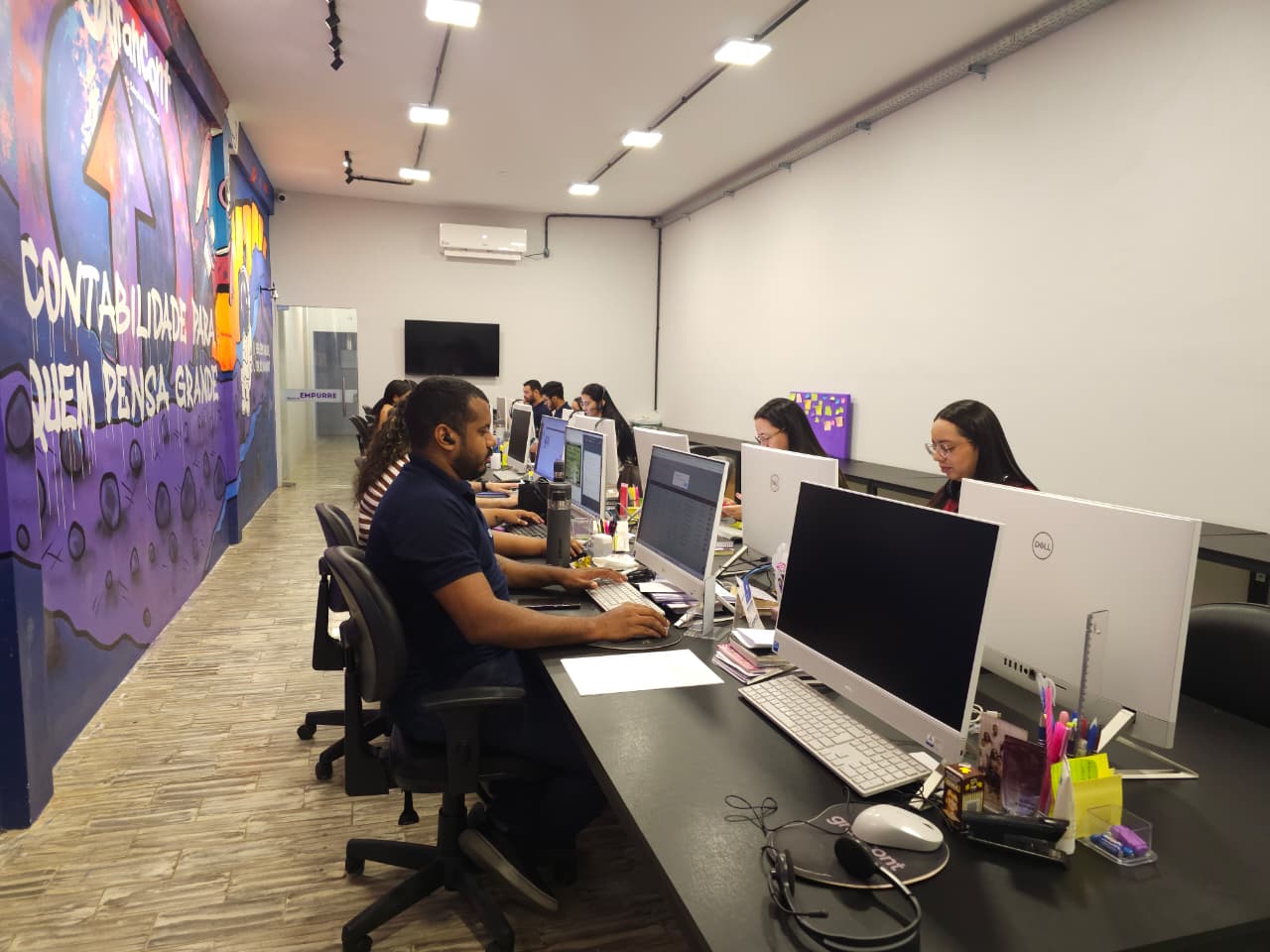 Colaboradores da Grancont em suas estações de trabalho