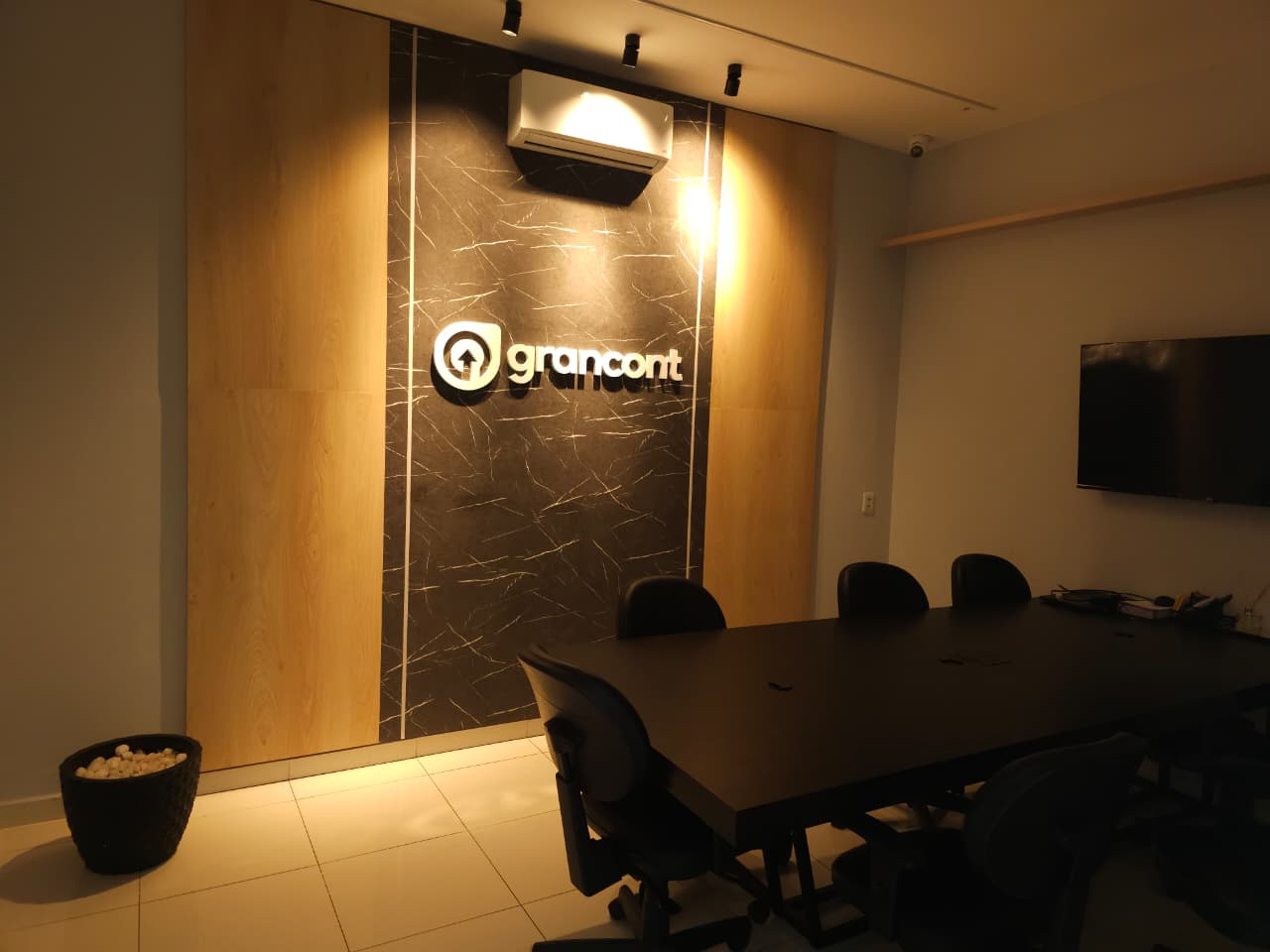 Sala de reuniões da Grancont com a marca na parede